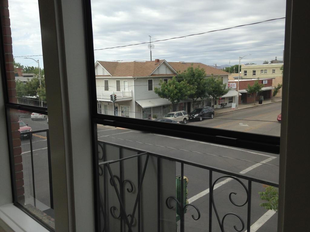 Hotel Burgess Reedley エクステリア 写真