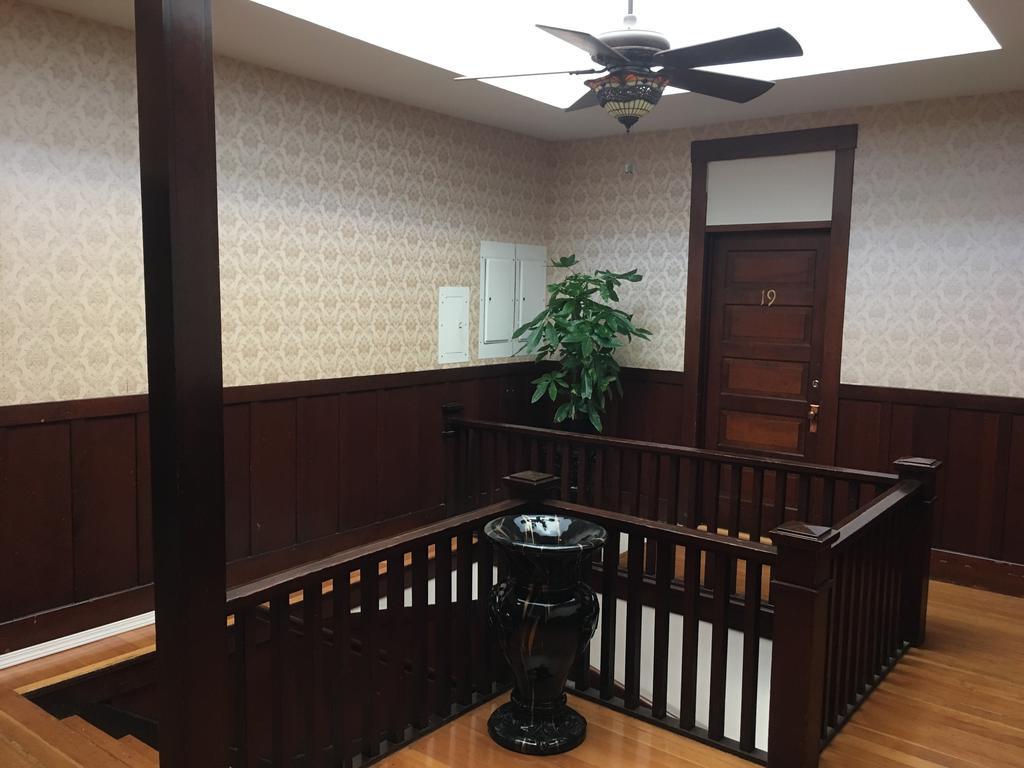 Hotel Burgess Reedley エクステリア 写真