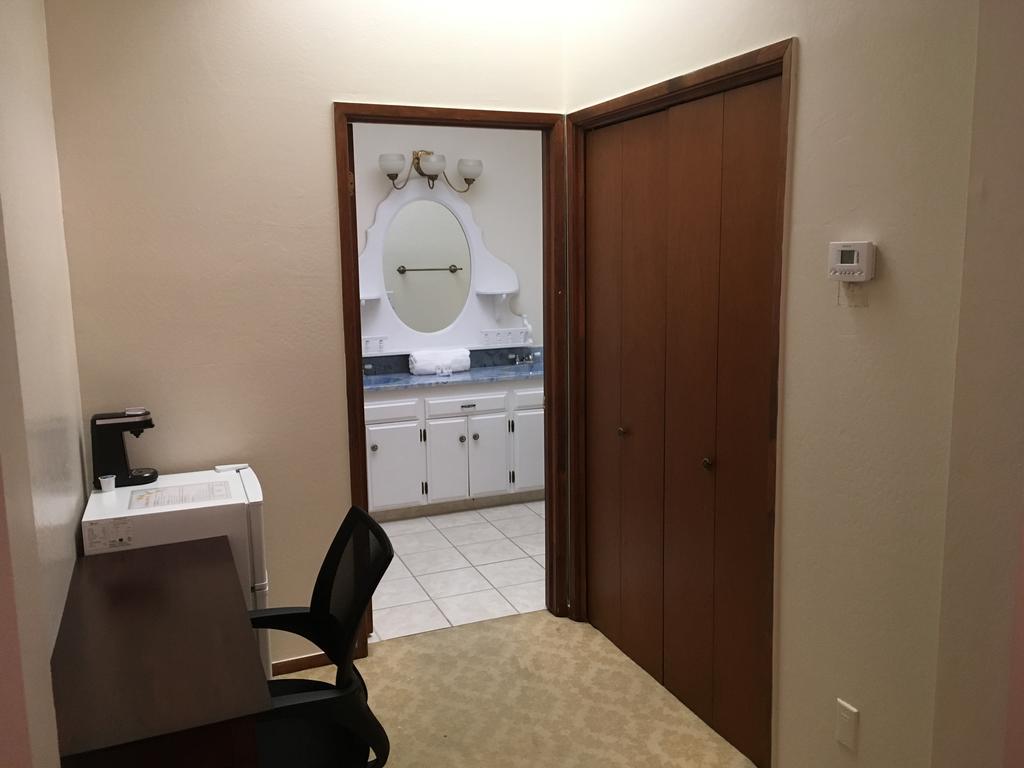 Hotel Burgess Reedley エクステリア 写真