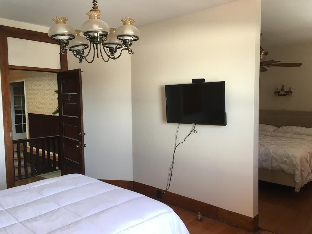 Hotel Burgess Reedley エクステリア 写真